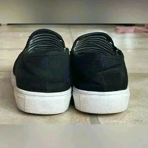 Betsy Johnson Dahni black, leopard slip on sneaker with Pom Pom; size 6.5 - Picture 3 of 4